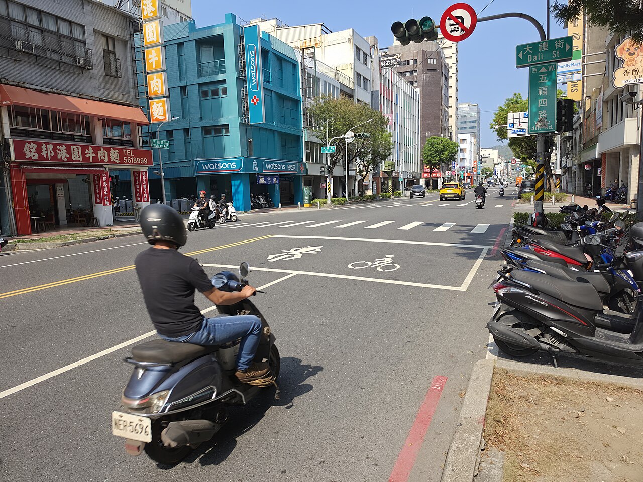 高雄街頭沿著標線行駛的機車