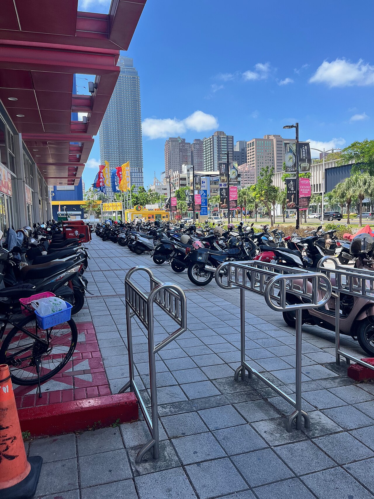 人行道上的機車停車區與城市街景